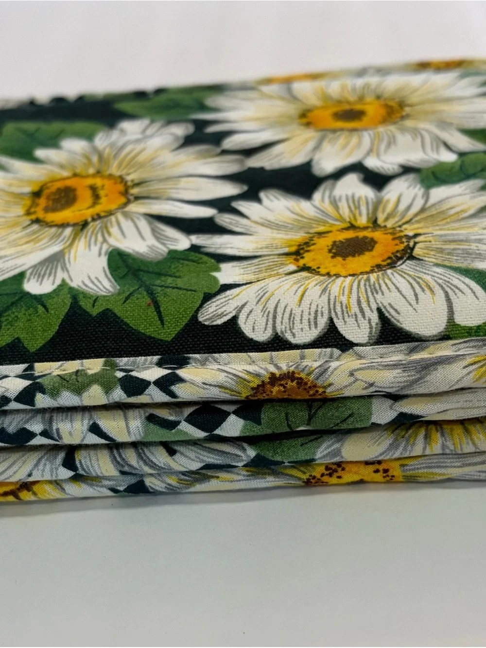 Set Of 4 Vintage -style quilted cotton pot holders with Daisy Pattern NWOT